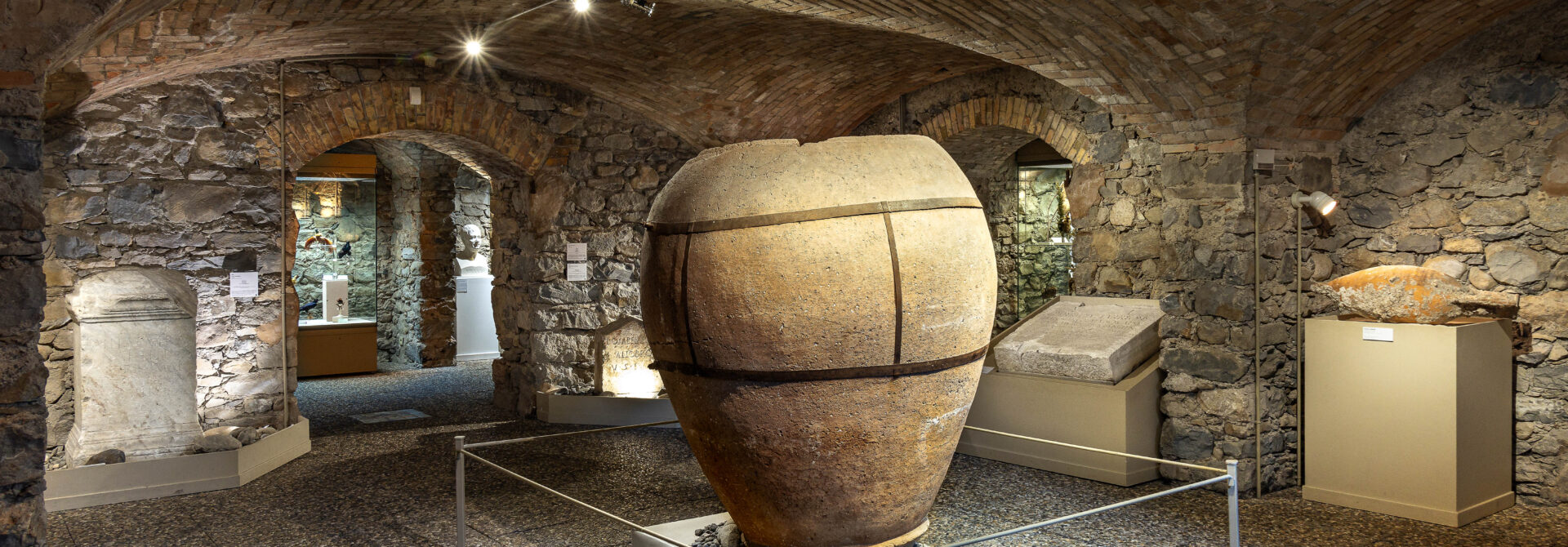 Le dolium, sorte d'énorme amphore romaine, trône au milieu des espaces d'exposition.