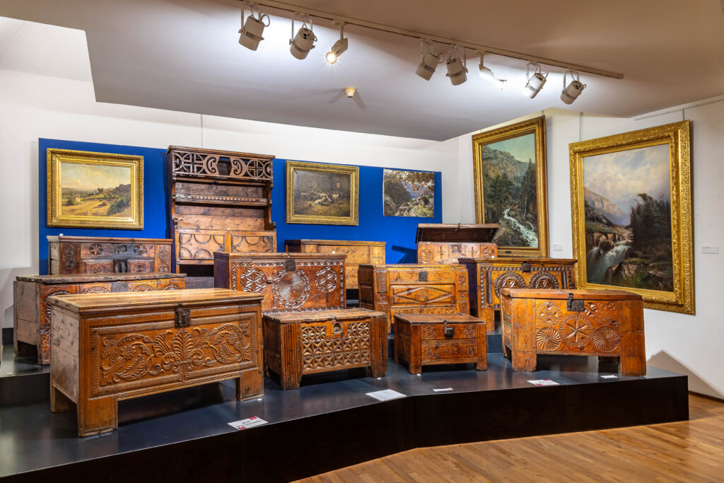 Les collections du Queyras : coffres et vaisselier en bois sculptés.  - Agrandir l'image, fenêtre modale