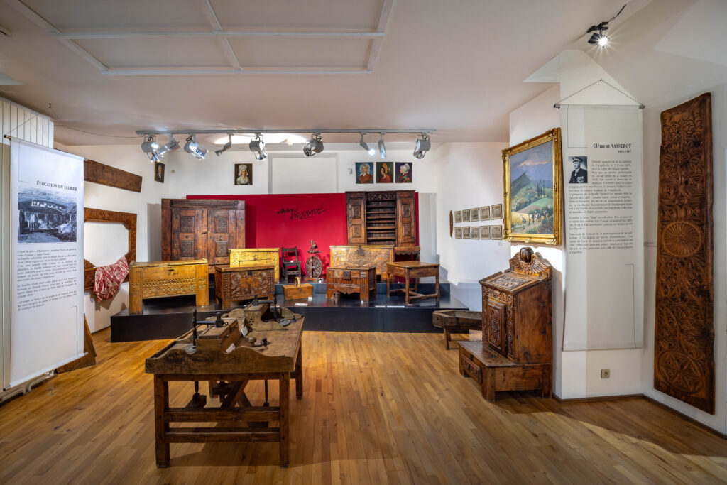 les collections du Queyras : le legs Vasserot.  - Agrandir l'image, fenêtre modale