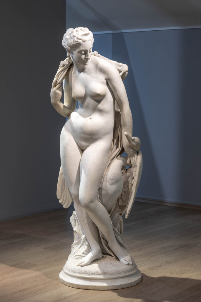 Une sculpture de Jean Esprit Marcellin intitulée Léda et le cygne réalisée en marbre et daté de 1874 - Agrandir l'image, fenêtre modale