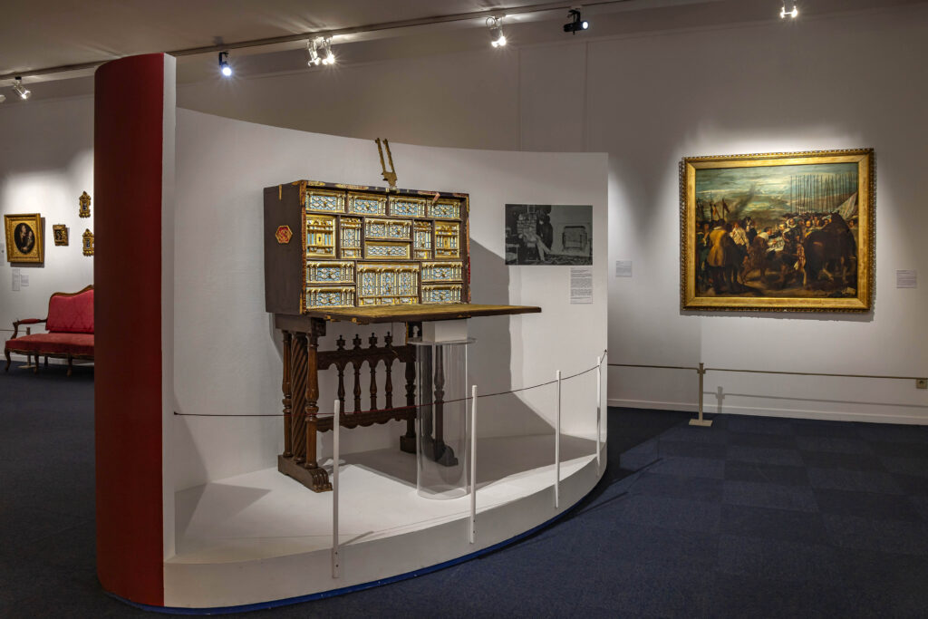 Le bargueno, une sorte de secrétaire espagnol, présenté au sein de l'exposition Barle.  - Agrandir l'image, fenêtre modale