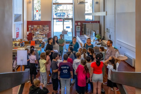 Un groupe d'enfants rentrent au musée.
