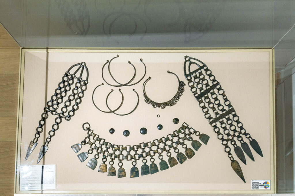 Une parure de l'âge du bronze est présentée à plat dans une vitrine.  - Agrandir l'image, fenêtre modale