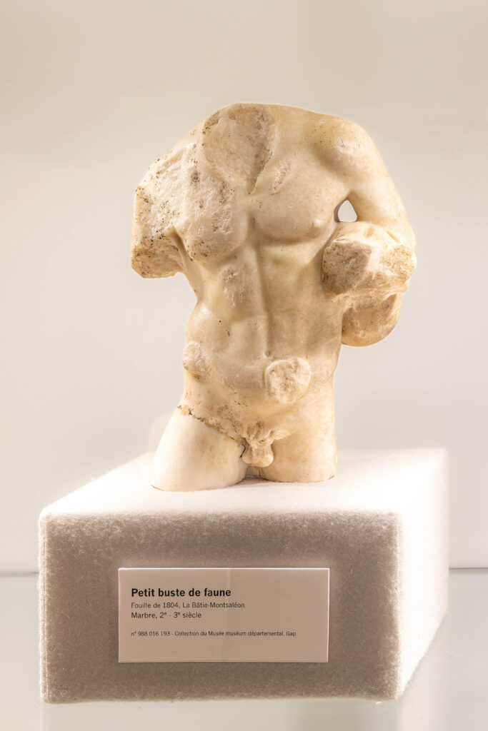 Petit buste de faune sculpté en marbre. - Agrandir l'image, fenêtre modale