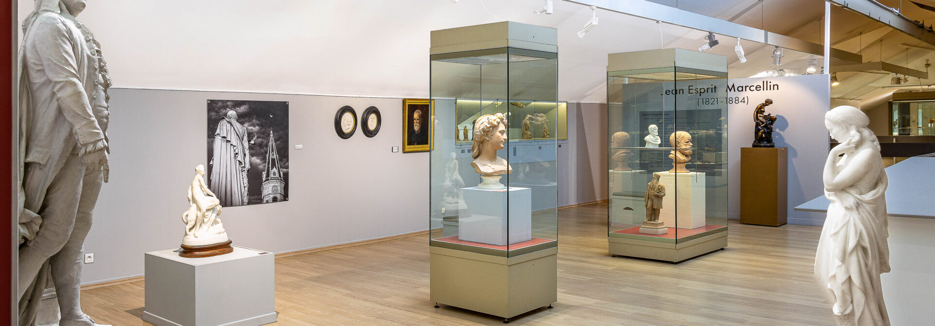 Vue de l'exposition dédiée à Jean Esprit Marcellin présentée au dernier étage du musée. Dans l'espace sont présentés des statuts en marbre ou terre cuite comme une tête de Galatée triomphante ou une délicate sculpture de femme intitulée "mignonne".