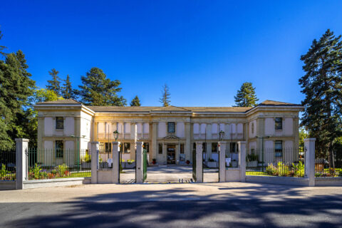 La façade externe du bâtiment vue de face sous un beau ciel bleu.