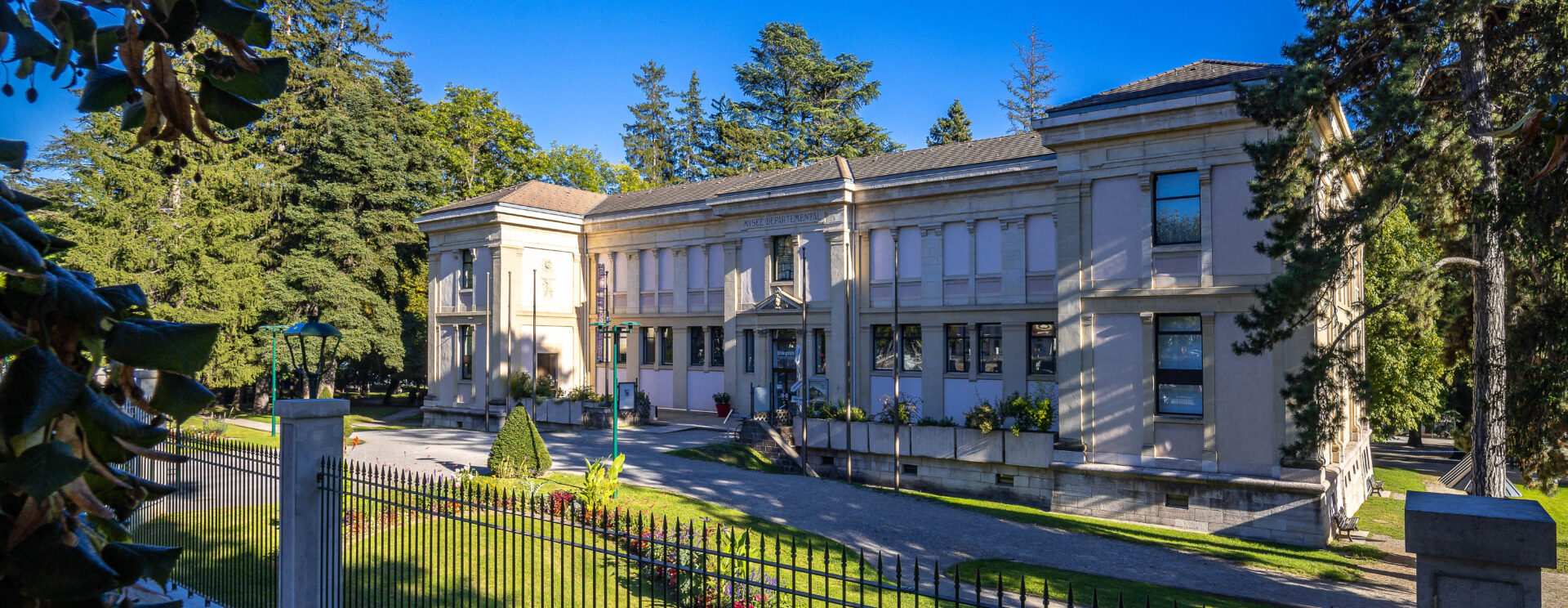 Vue extérieure du musée sous un beau ciel bleu.