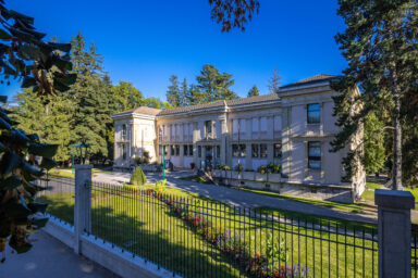 Vue extérieure du musée sous un beau ciel bleu.