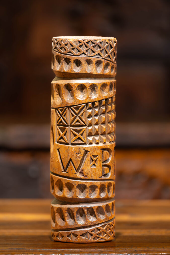 Ethnographie des Hautes-Alpes : les collections Queyras, marque à pain XVIIè - Agrandir l'image, fenêtre modale