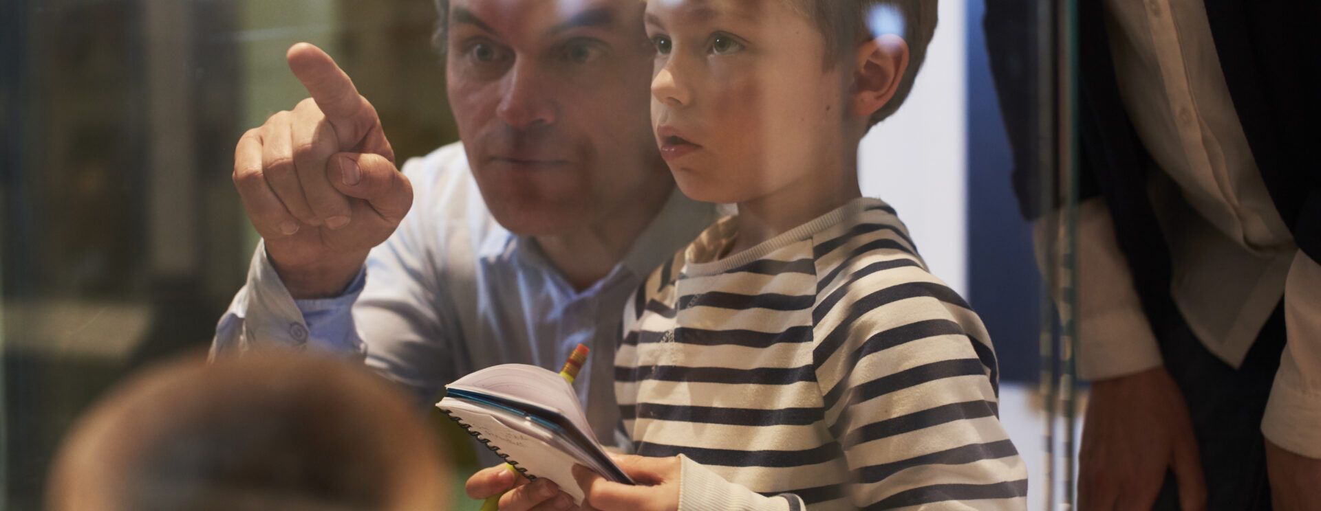 Un père et son fils visite le musée.