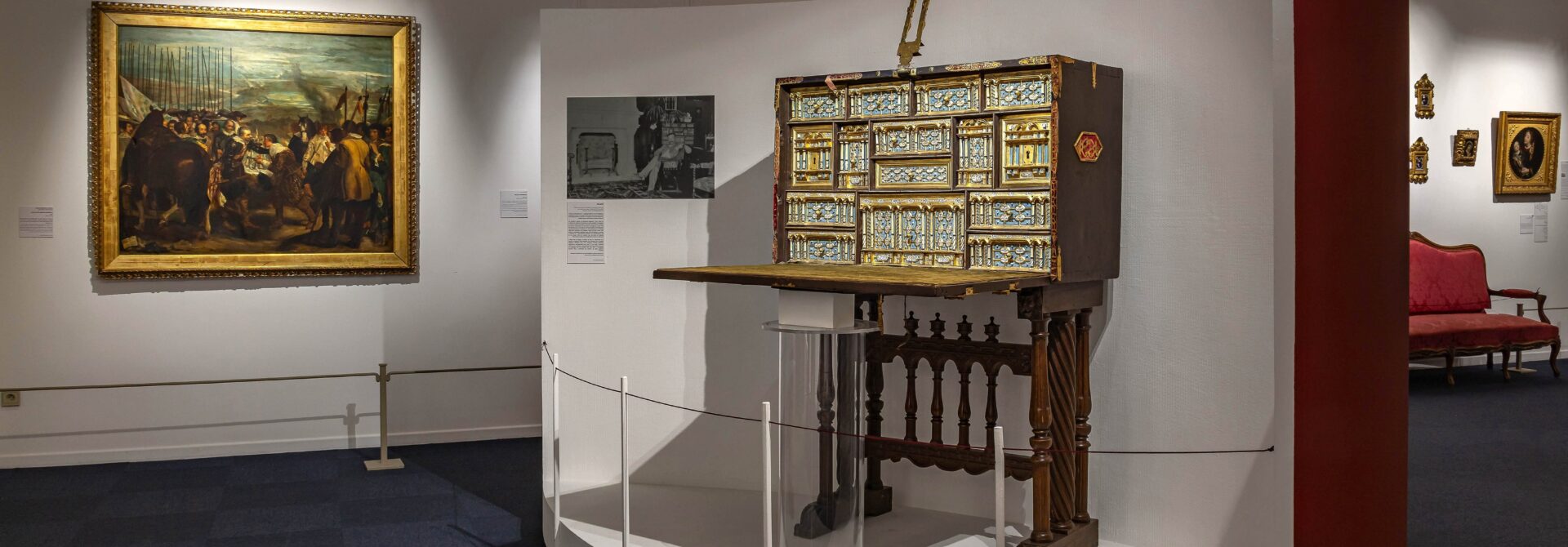 Un bargueno, sorte de coffre servant de secrétaire est présenté sur une estrade.